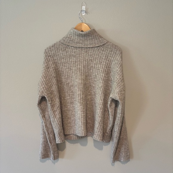 H&M Women’s Cowl Turtleneck Beige Long Sleeve Cozy Sweater NWT Size Small - Picture 2 of 12